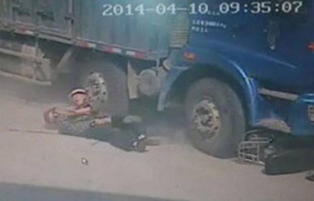 شاهد بالصور كيف  يضحي أب بحياته من أجل انقاذ ابنه