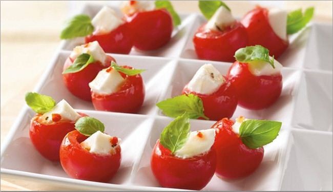 5 أطعمة من الخطر جدًا تناولها معًا من ضمنها الجبن والطماطم