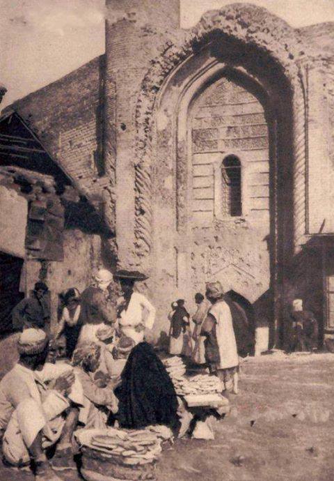 شاهد بالصورة :خبز باب الأغا (حار و مكسب و رخيص )