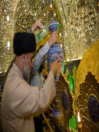 ممثل المرجع السيستاني يركّب آخر جزء من الشبّاك الجديد لضريح أبي الفضل العبّاس(عليه السلام)..