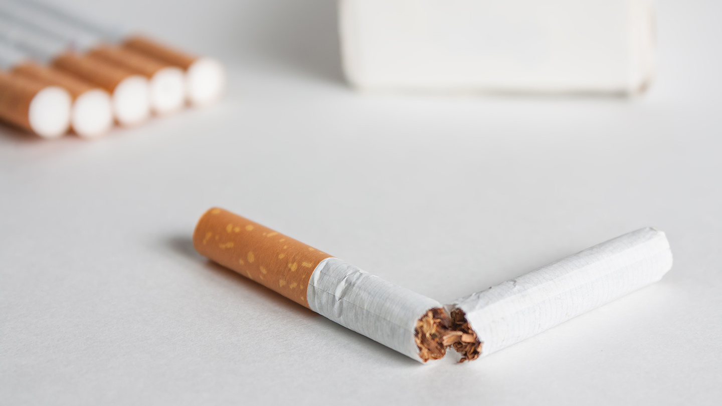 أول رئيس يوقع خطة لبلاد "خالية من التبغ"