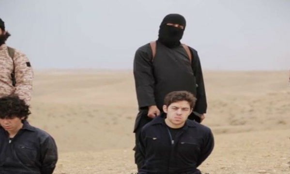 داعش الارهابي يقوم بإعدام عناصره الامنيين في أيمن الموصل