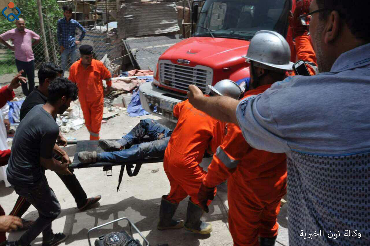 بالصور: دفاع مدني كربلاء ينقذ شخصا محاصر تحت مصعد كهربائي في بناية