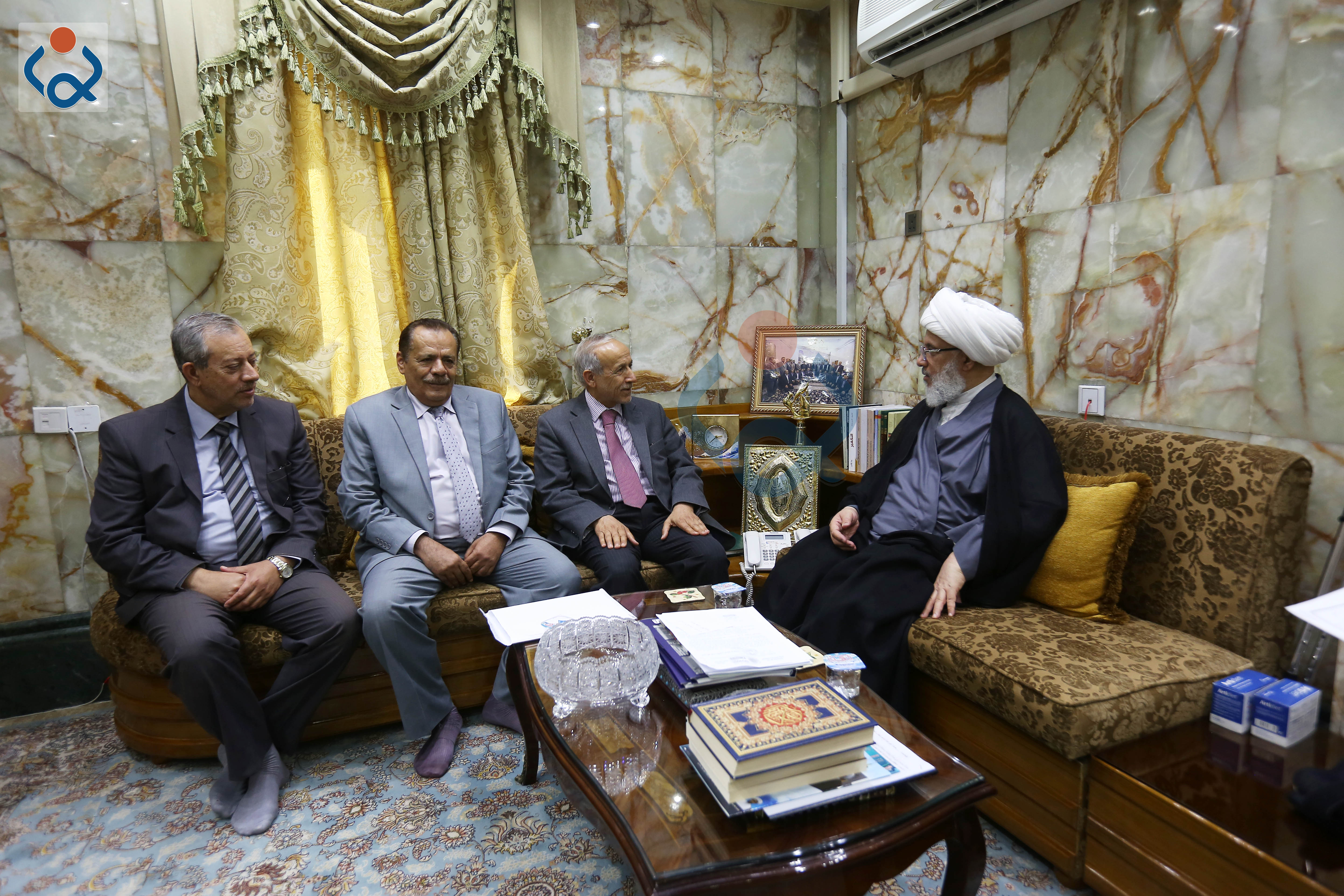 الشيخ عبد المهدي الكربلائي يتباحث مع وفد علمي لانشاء معمل للصناعات الدوائية