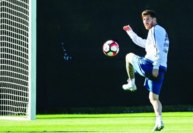 مارادونا يعتذر لميسي