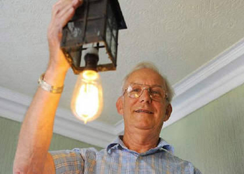 مصباح يضيء منذ 100 عام في بريطانيا