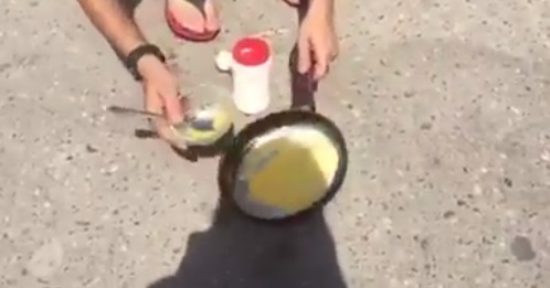 بالفيديو:عراقي يقلي البيض على حرارة الشمس