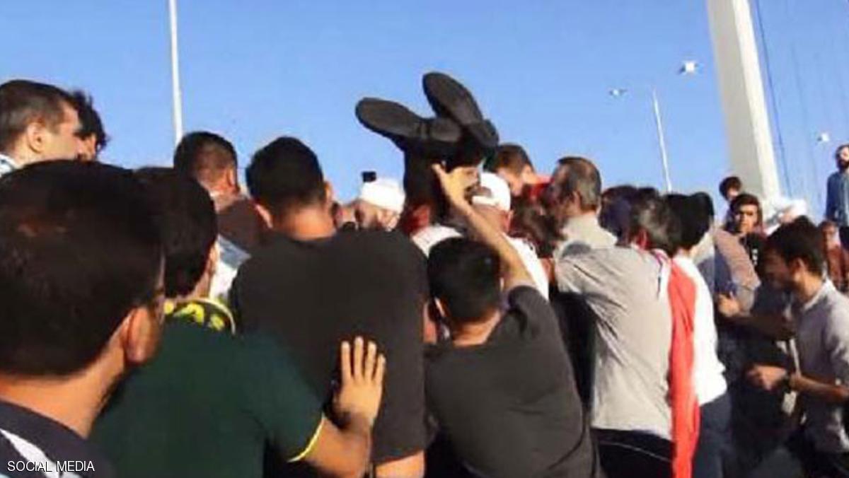 بالصور: على الطريقة الداعشية .. اتراك يذبحون جندياً تركياً على جسر البسفور