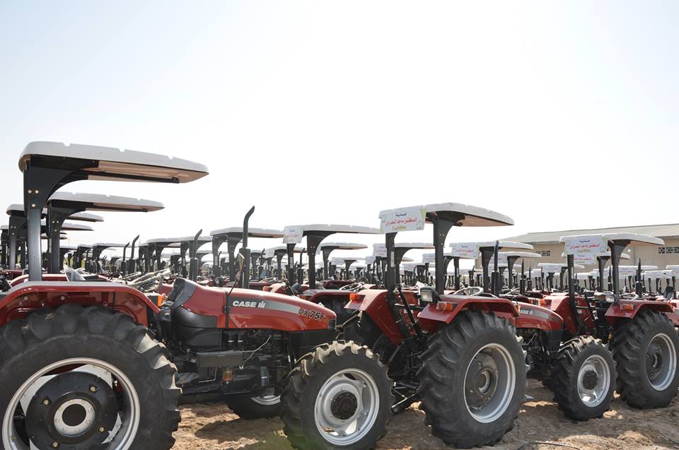 محافظ البصرة يوزع 500 جرار زراعي "مجاناً" على مزارعي المحافظة