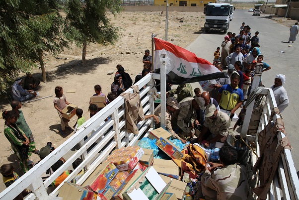 شاهد بالصور :متطوعو العتبة الحسينية المقدسة ينقذون ابناء ناحية دجلة في صلاح الدين بايصال الغذاء ونقل المرضى منهم الى سامراء