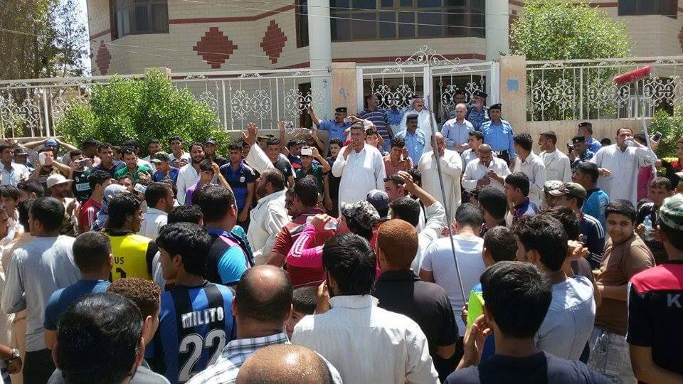 اقتحام مجلس بلدي في النجف وطرد اعضائه (مصور)