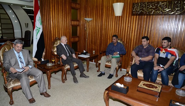 الشهرستاني يطالب وزارة المالية بتوفير الدرجات الوظيفية اللازمة لتعيين حملة الشهادات العليا