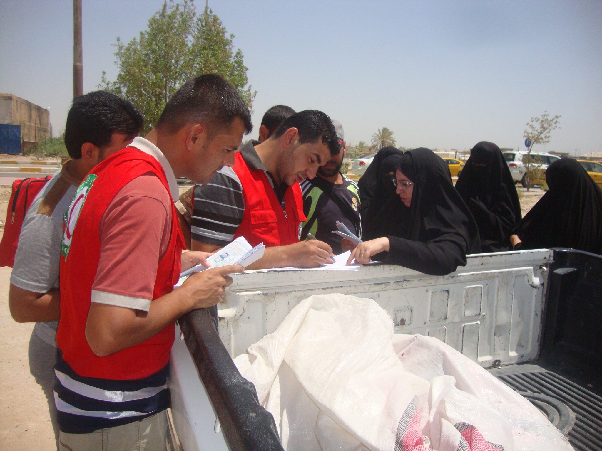 كربلاء:الهلال الاحمر توزع حقائب اسعافات اولية للنازحين