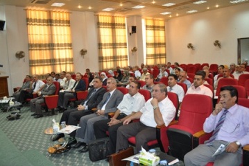 استاذ من جامعة SEGI الماليزية يلقي محاضرة في كلية طب الكوفة