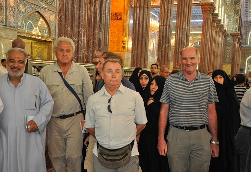 كربلاء :علماء آثار من مختلف الجنسيات يزورون مرقد الإمام الحسين عليه السلام(مصور)