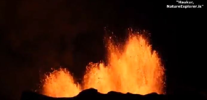 بالفيديو: شاهد تدفق حمم من شق في الأرض فوق بركان بارداربونغا