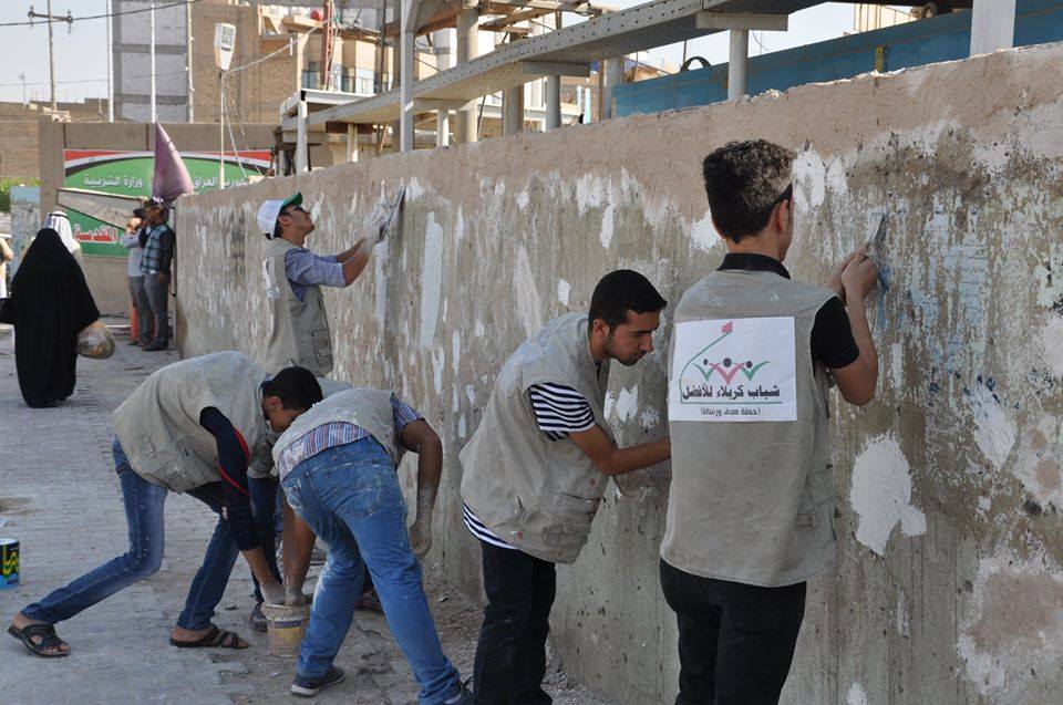 شباب في كربلاء يحولون واجهات المدينة الى لوحات تشكيلية بدعم ذاتي (مصور)