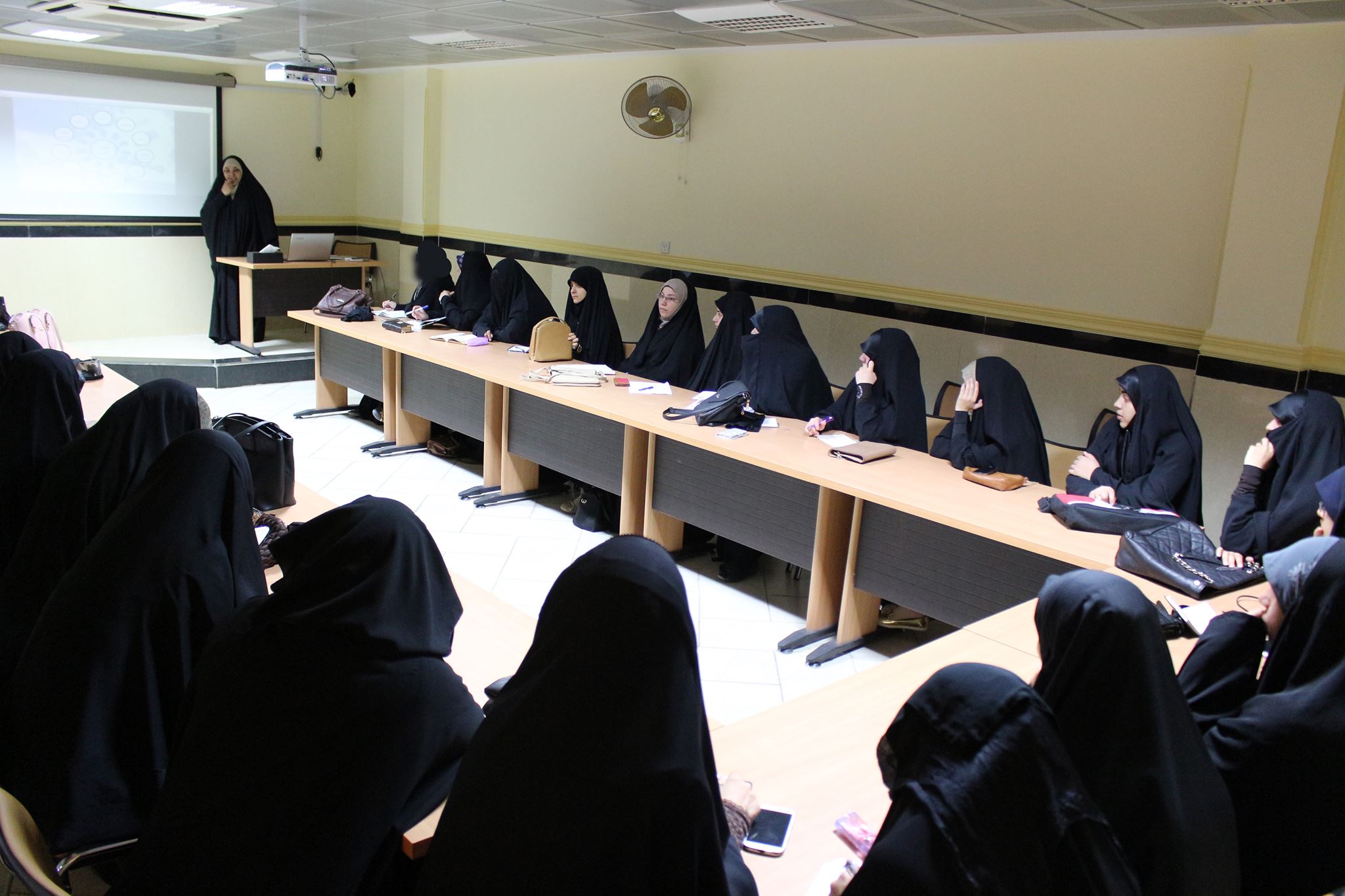 كربلاء:اعلامية بحرينية تقيم ورشة عمل خاصة بالاعلام للقسم النسوي بالعتبة الحسينية