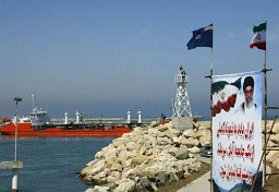 مجلة: ايران تخطط لتسريب كمية كبيرة من النفط في مضيق هرمز لإيقاف الملاحة فيه