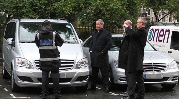 شرطي سير يخالف هيلاري كلينتون رغم أنف حراسها