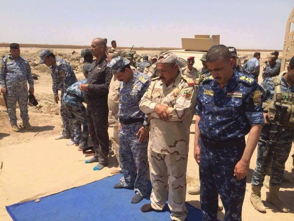 بالصورة:قائد الشرطة الاتحادية وقائد القوات البرية يصلون في صف واحد ويقاتلون في صف واحد ضد داعش في  بيجي