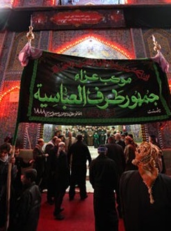 بالصور:حناجر العاشورائيين في كربلاء تندد بنهب ميزانية العراق للعام الماضي