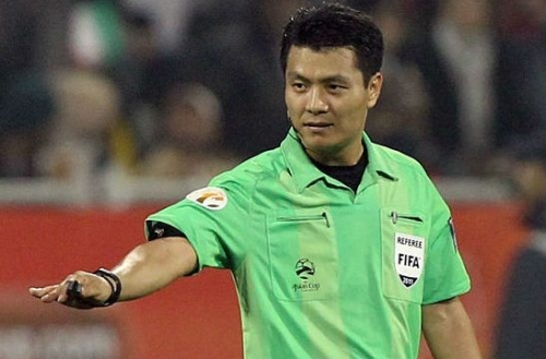 الاتحاد الاسيوي يعاقب الحكم الكوري لاخطائه الفادحة بمباراة العراق واليابان