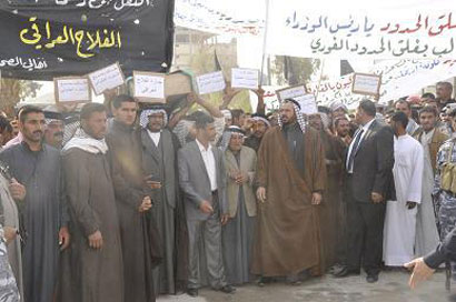 الفلاحون في النجف يتظاهرون امام مبنى المجلس للمطالبة بتوفير الدعم لهم