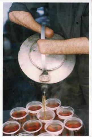 صورة لشخص فقد  كفيه ويقوم بتقديم الخدمات لزوار الامام الحسين