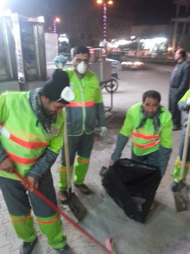 بالصور:عمال نظافة ايرانيين يساهمون متطوعين في تنظيف شوارع كربلاء استعدادا لزيارة الاربعين