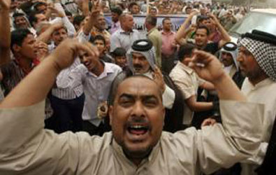 العميري:متظاهرون يقيمون صلاة موحدة بمشاركة علماء دين شيعة وسنة امام مبنى مجلس ديالى لرفض اعلان المحافظة اقليما