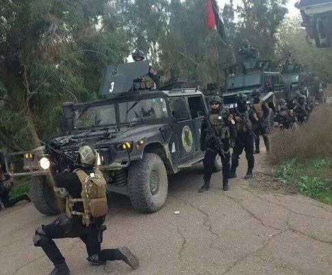 العبادي يكرم قوة اعتقلت انتحارياً جنوبي بغداد