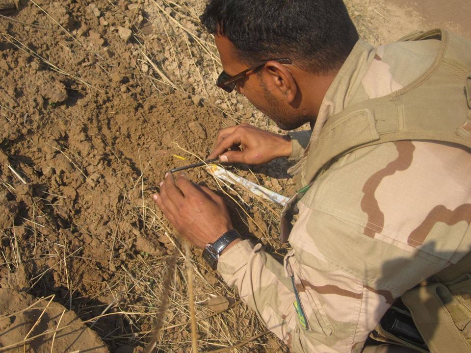 شاهد بالفيديو كيف اخرج احد ابطال الحشد الوطني عبوة ناسفة من منزل داعشي