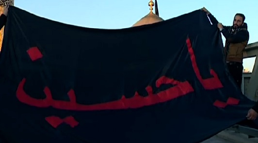 بالفيديو :زوّارٌ عربٌ وأجانبُ يحظَوْنَ برايةِ قبّةِ الإمامِ الحسينِ وخاتمِ القبرِ الشّريفِ فيْ قرعةِ الزّيارةِ بالإنابةِ