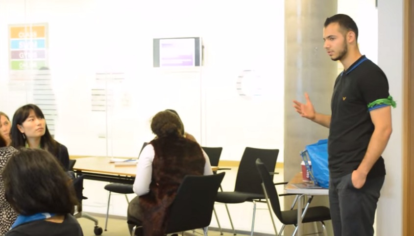 بالصورة:طالب عراقي يلقي محاضرة عن الامام الحسين داخل جامعة بريطانية