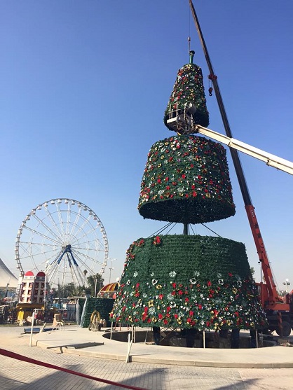 بالصوره:بغداد تنصب اكبر شجرة عيد ميلاد بالشرق الاوسط احتفالا بميلاد السيد المسيح