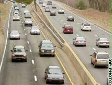 رجل عاري يتسبب بثلاثة حوادث سير