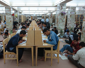 طلبة المدارس يفترشون مكتبة العتبة الحسينية لاجل الدراسة استعدادا للامتحانات النهائية