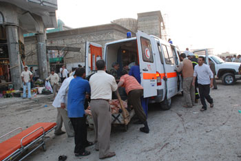 توزيع منحة رئيس الوزراء على ضحايا تفجير المخيم  في كربلاء