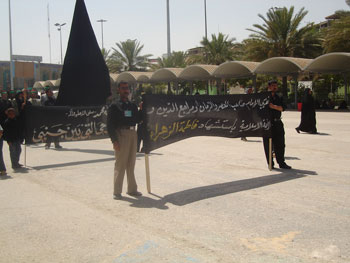 موكب لعتبات كربلاء تتقدمها راية العباس التي رفعت  في العتبة العسكرية