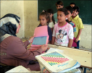 دخل الزوجة نعمة أم نقمة.. الزوج والزوجة آراء مختلفة والشرع يوازن بين الطرفين