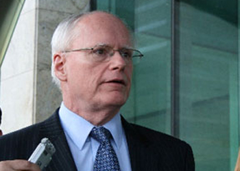 السفير الامريكي يعتذر لمحافظ بغداد عن حادث تجول الامريكيين قرب منزله