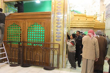 احاطة ضريح الامام الحسين عليه السلام بقواطع خشبية تمهيدا لاستبدال شباكه