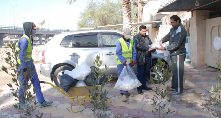 بلدية كربلاء تباشر بتوزيع أكياس نفايات على الاحياء السكنية