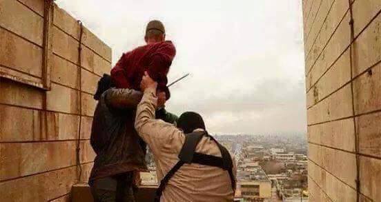 بالصور:عناصر تنظيم داعش الارهابي يعدمون عراقيا من خلال رميه من اعلى البناية امام الناس