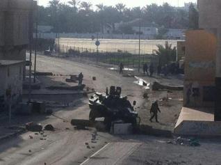 السلطات البحرينية تقمع بالرصاص الحي مظاهرات مطالبة بالحرية والمعارضون يحرقون اول مدرعات درع الجزيرة +صورة