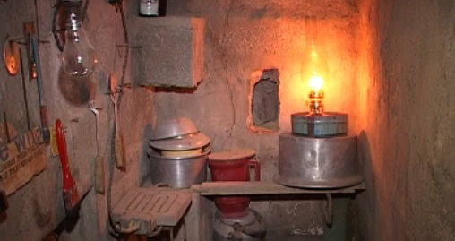 رجل من واسط عاش 22 سنة في حفرة تحت الأرض