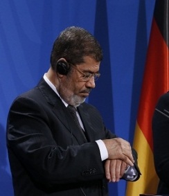 الرئاسة المصرية  تدرس الاستعانة بخبراء أجانب لتدريب الرئيس مرسي على "الإتيكيت"