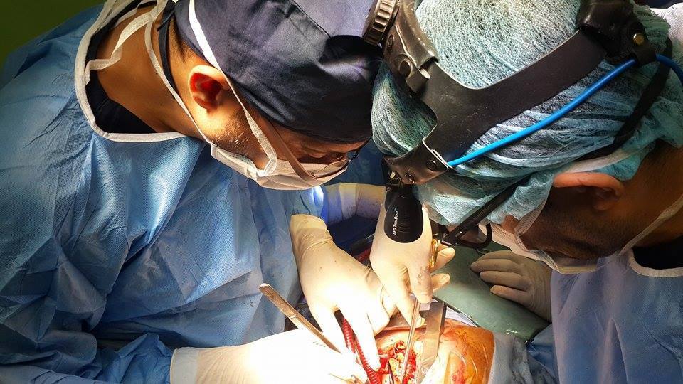 فريق طبي ينجح باستبدال الصمام الاكليلي بآخر ميكانيكي في النجف الاشرف(مصور)