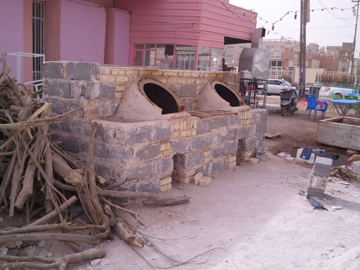 كربلاء :تنور خبز على الرصيف (مصور)